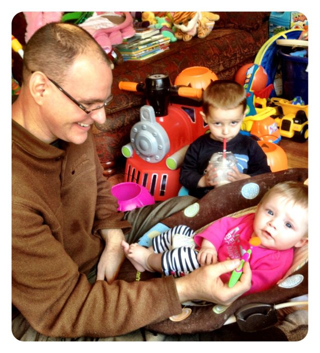 Lily’s first baby food bite is a family affair!